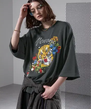 타이거 자수 빅 실루엣 크루넥 T셔츠