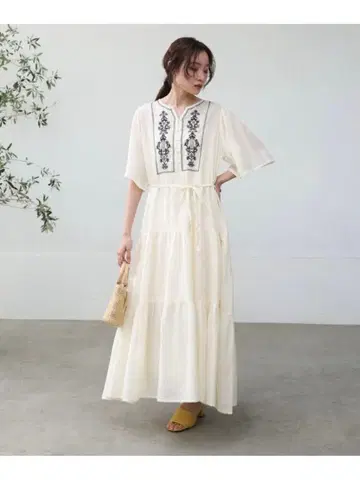 Bab 바브 소매 플레어 티어드 자수 원피스