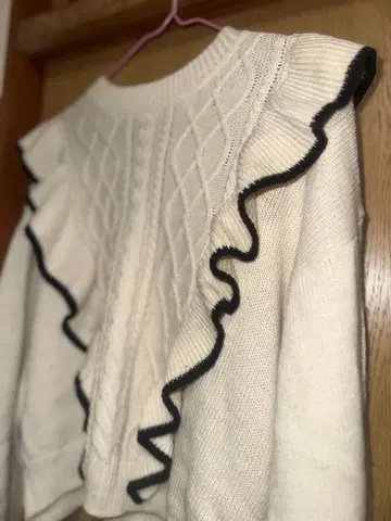 아이보리 프릴 달린 케이블 짜임 니트