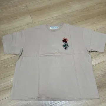LEGENDAMADE 불꽃 장미 자수 T셔츠 베이지