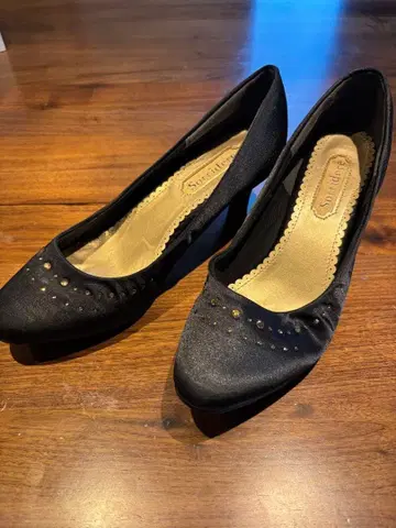 블랙 하이힐 펌프스