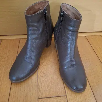 마가렛 하우엘 숏부츠