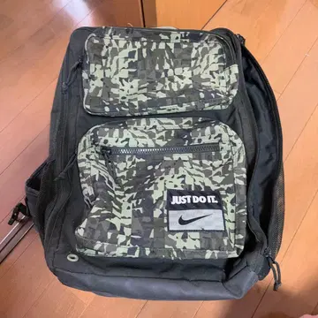 [ 가격 인하 협상 가능 ] Nike 카모 패턴 백팩