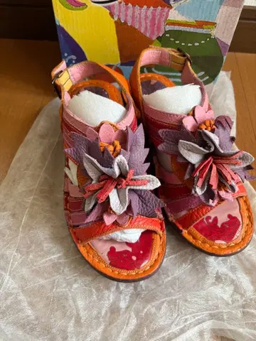 Estacion 플라워 장식 가죽 샌들