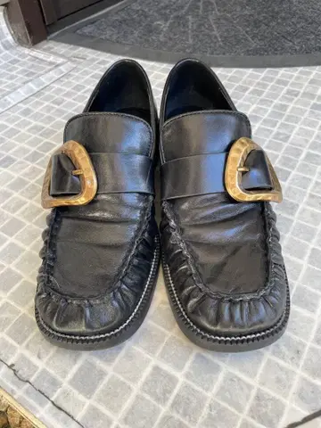 블랙 가죽 버클 로퍼 MANGO