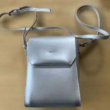 YAHKI 실버 플랩 숄더백