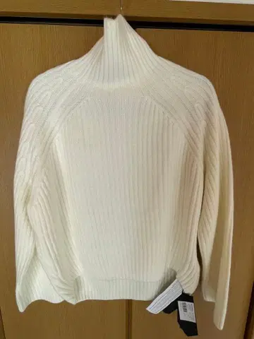 화이트 하이넥 리브 스웨터