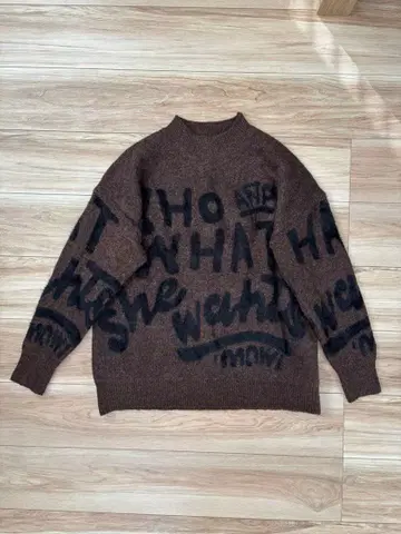 k.three 오버 사이즈 하이넥 니트 영문 브라운