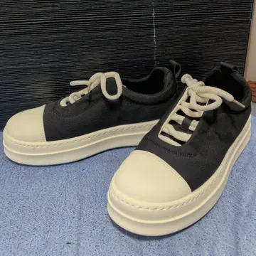 주말 가격 인하! 블랙 화이트 캔버스 통굽 스니커즈