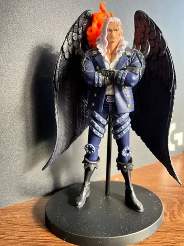 날개 달린 피규어