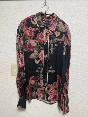 카와무라 카즈마 착용 플라워 프린트 긴팔 셔츠