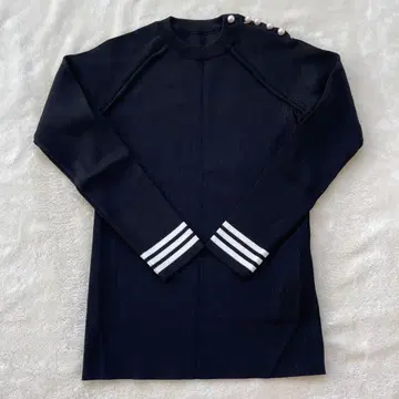 펄 버튼 포함 티셔츠 블랙