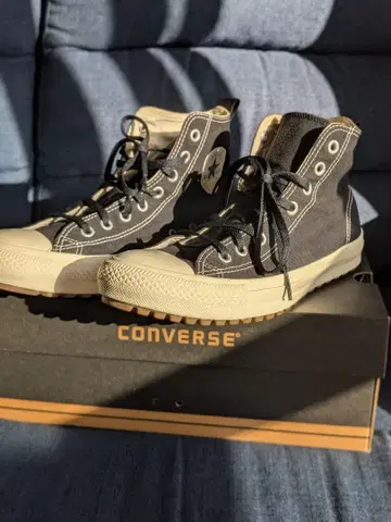 CONVERSE 블랙 하이컷 스니커즈