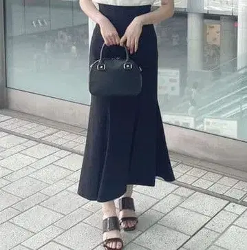 [ 새상품급 ] 백 레이스업 스트레치 머메이드 스커트 MERCURYDUO