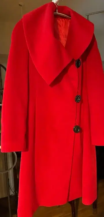 빨간색 롱 코트 큰 카라 부착
