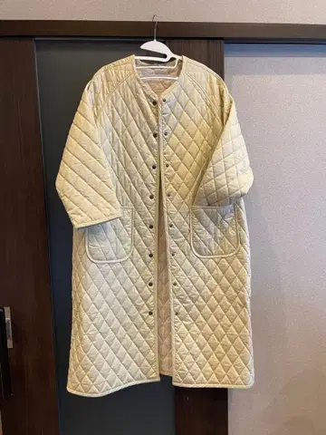 크림색 퀼팅 롱 코트 프리 사이즈