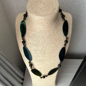 다크 그린과 블랙의 목걸이 길이 31cm