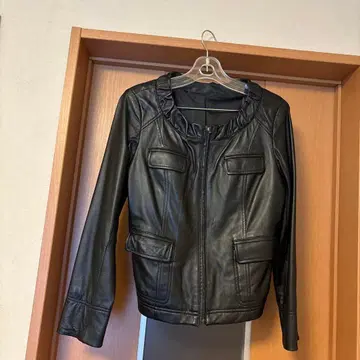 블랙 가죽 자켓 프릴 달린 옷깃