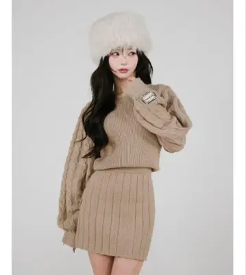 다리치 베이지 니트 셋업 하트형 트임