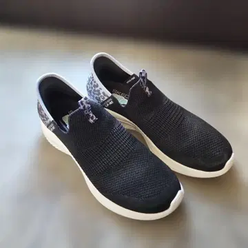 [ 새상품급 ] SKECHERS 슬립온 블랙/레오파드 무늬