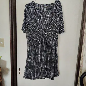 블랙과 화이트 체크 무늬 무릎 기장 원피스