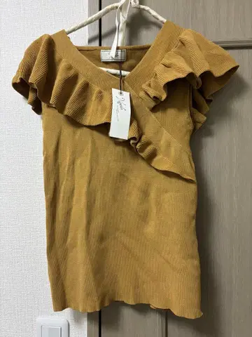 새상품! 정가 9900엔! 프릴 달린 브라운 니트탑 노엘라