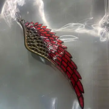 빨간색과 금색 깃털 디자인 브로치