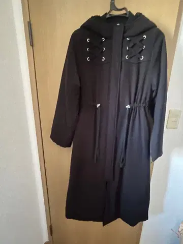 후드 부착 블랙 롱 코트 이토미