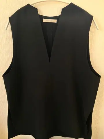 aba house mavie 블랙 V넥 베스트