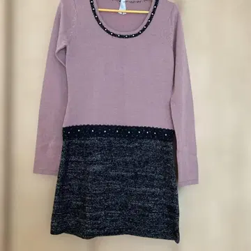 핑크와 블랙 비즈 장식 긴팔 원피스