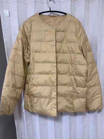 어댑트 리테일링 베이지 다운 자켓 노카라