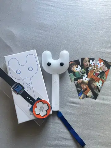 뉴진스 응원봉 + 트레이딩 카드