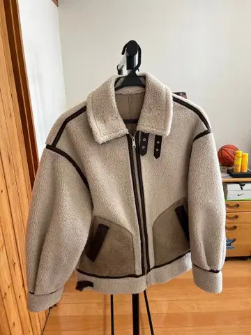 인기 SLY 무스탕 코트! 베이지 색상, 가격 인하 협상 가능!