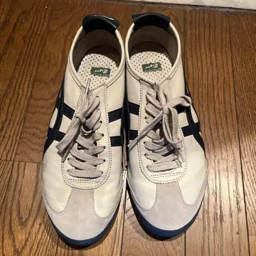 화이트/네이비 스트라이프 스니커즈