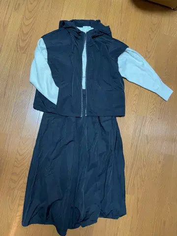 블랙 후드 부착 베스트와 스커트 셋업