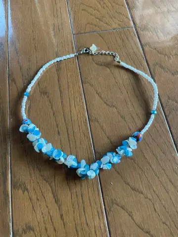 파랑과 하양의 꽃 모양 비즈 목걸이 하와이