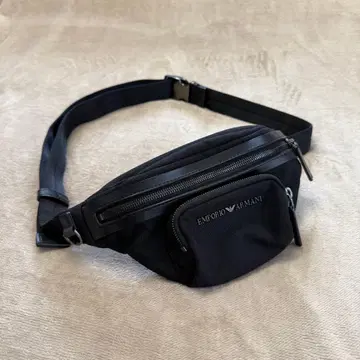 EMPORIO ARMANI 블랙 패니팩
