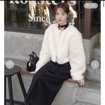 스나이델 숏 보아 코트 화이트