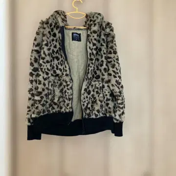 레오파드 무늬 후드 부착 퍼 자켓 남성도 착용 가능