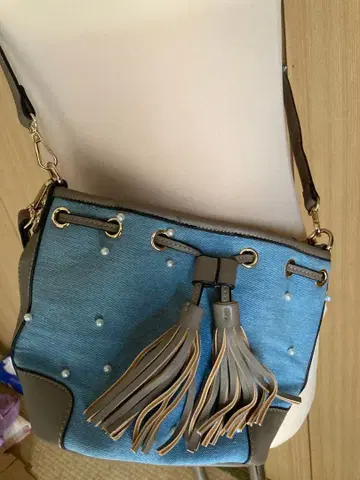 택 포함 프린지 펄 장식 데님풍 숄더백