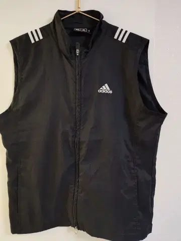 adidas 블랙 슬리브리스 베스트