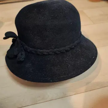 모리 하나에 HM 블랙 울 햇