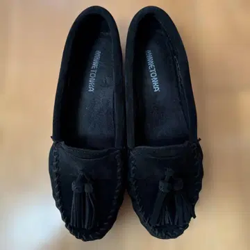 MINNETONKA 블랙 태슬 모카신