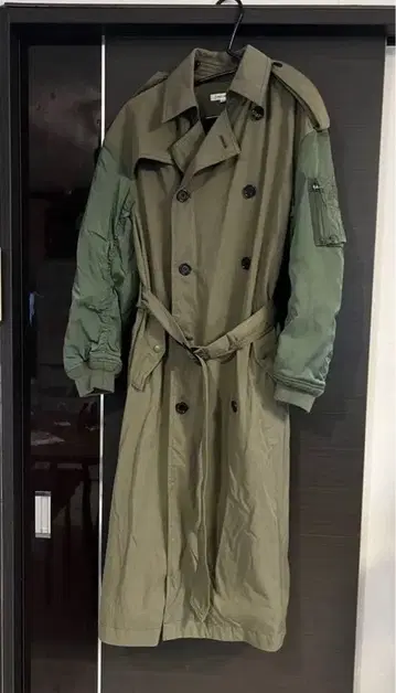 올리브색 트렌치코트
