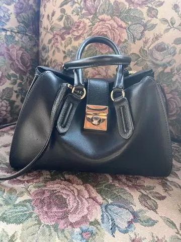 FURUA 블랙 가죽 핸드백