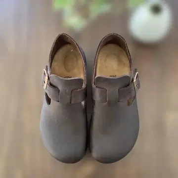Birkenstock 다크 브라운 사보 샌들