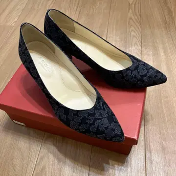 REGAL 네이비 레이스 패턴 펌프스 중간 힐