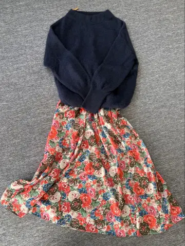 [ 온워드 쿠미쿄쿠 ] 뮬루즈 프린트 새틴 스커트 & 라쿤 니트