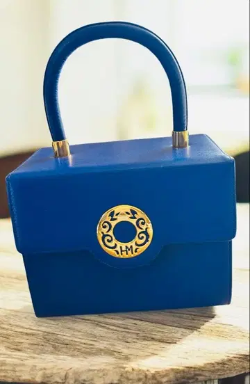 파란색 핸드백 골드 컬러 로고 하나에모리 미사용품