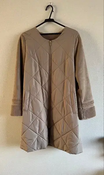 카멜색 전면부 퀼팅 뒷모습 무스탕풍 코트 사이즈 M